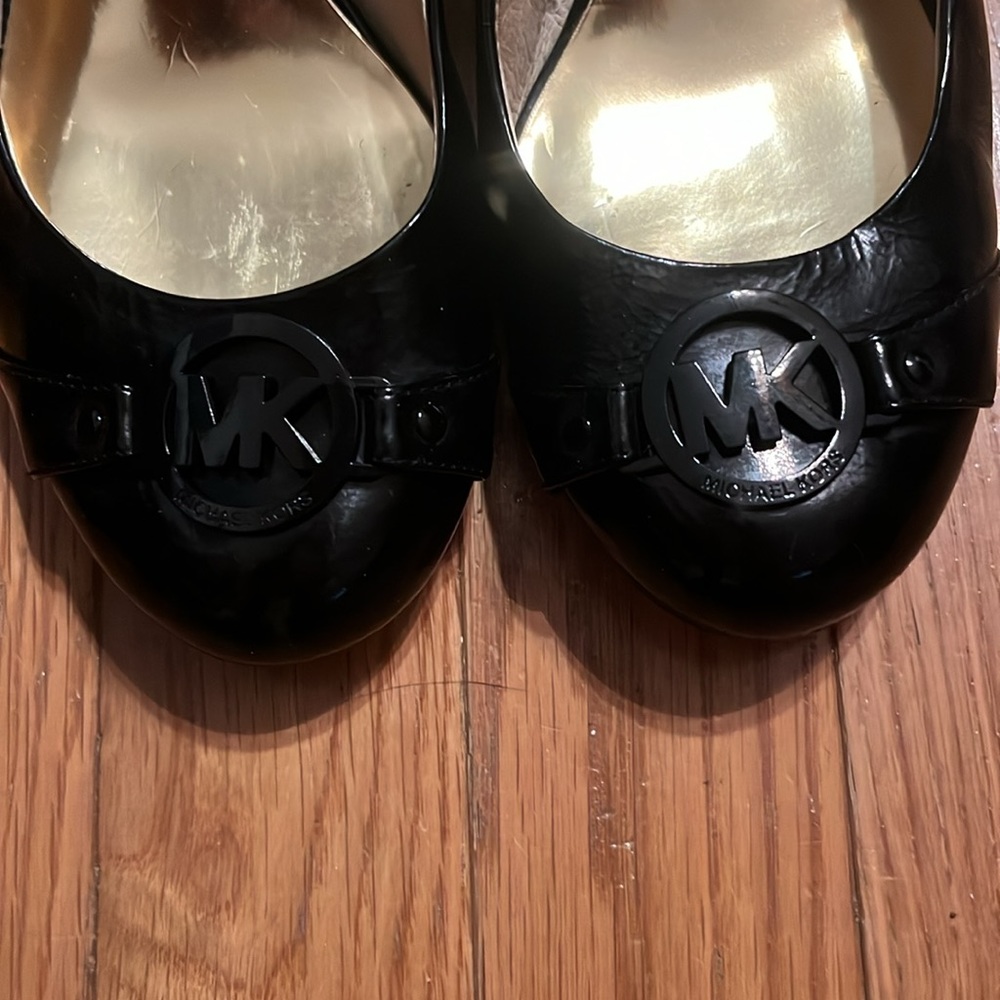 Michael Kor Black Logo Shoes 2.5 inch heel rounded toe - Picture 2 of 15